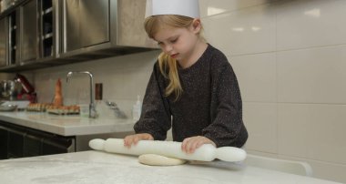 Küçük kız aşçılık dersinde nasıl para kazanılacağını öğreniyor. Çocuklarla pasta dersi, küçük şef..