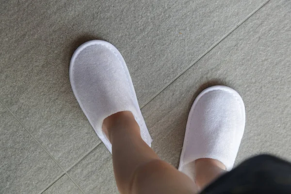 Dítě Bílých Hotelových Pantoflích Ručníky Jednorázové Lázeňské Boty Pro Hosty — Stock fotografie