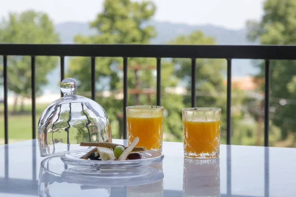 Bir bardak portakal suyu ve küçük atıştırmalık tabağı balkonda servis edildi.