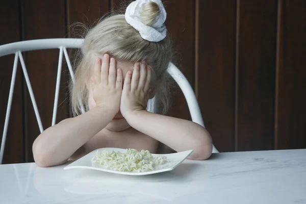 Kleines Kleinkind Keine Nudeln Essen — Stockfoto