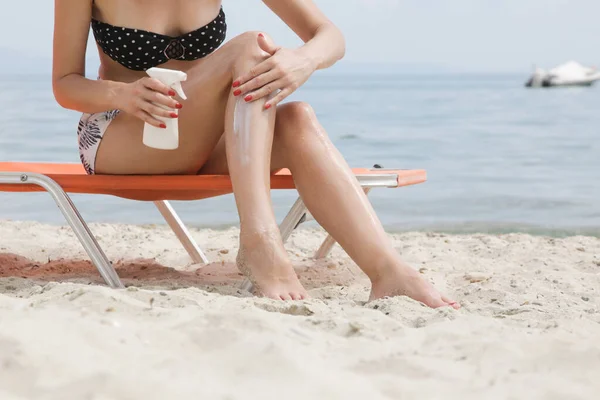 女人在腿上涂防晒霜 防晒护肤概念 — 图库照片