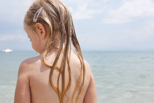 Длинные Волосы Ребенка Пляже Мокрые Волосы Сближают Изображение Повреждение Волос — стоковое фото