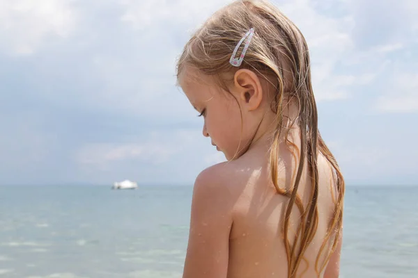 Μακριά Μαλλιά Του Παιδιού Στην Παραλία Βρεγμένα Μαλλιά Από Κοντά — Φωτογραφία Αρχείου