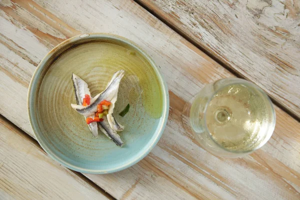 Μαριναρισμένες Αντζούγιες Και Λευκό Κρασί Σερβίρονται Στο Τραπέζι Του Εστιατορίου — Φωτογραφία Αρχείου
