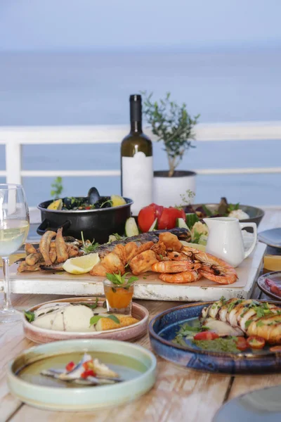 Tisch Voller Meeresfrüchte Und Gemüsegerichte Mit Meereshorizone Hintergrund — Stockfoto