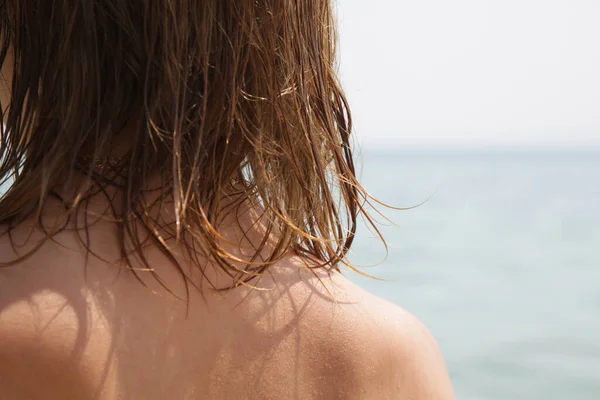 해변에 여자의 머리를 사진을 가까이 해수와 태양때문에 여름철 — 스톡 사진