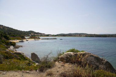 İnsansız, vahşi, gizli kumsala bak.