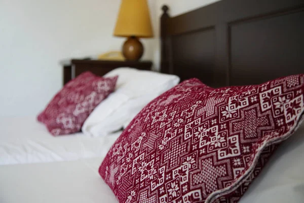 Estilo Quarto Retro Com Travesseiros Padrão Vermelho Cama — Fotografia de Stock
