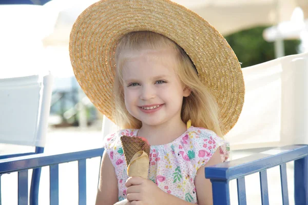 Adorable Little Girl Eating Gelato Scoops Beah Bar Summer Vaction — Stock Photo, Image