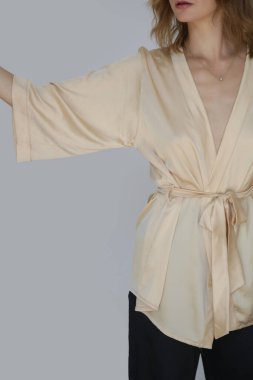 Bej ipek bornozlu genç bir kadının imge serisi.