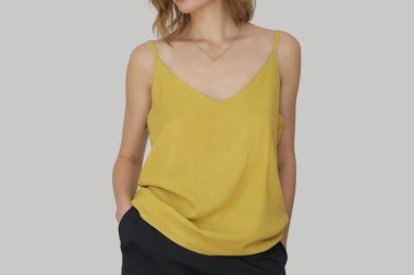 Sarı keten gecelikli beyaz kadın portresini kapat.