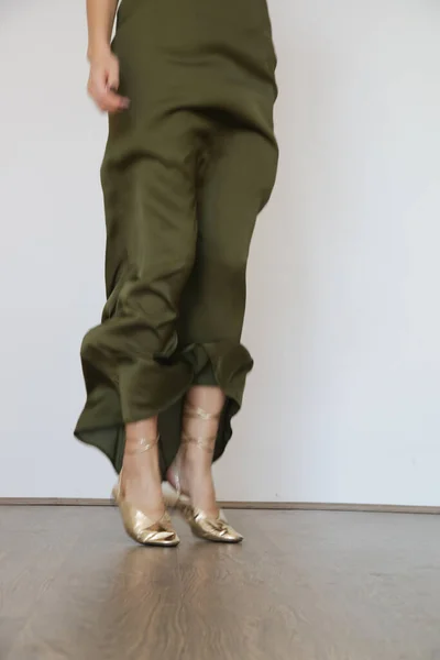 Studio Serie Imges Young Woman Long Green Silk Dress — Zdjęcie stockowe