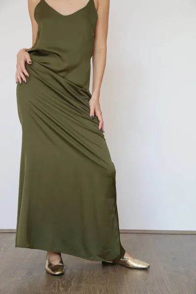 Série Estúdio Imges Mulher Jovem Vestido Seda Verde Longo — Fotografia de Stock