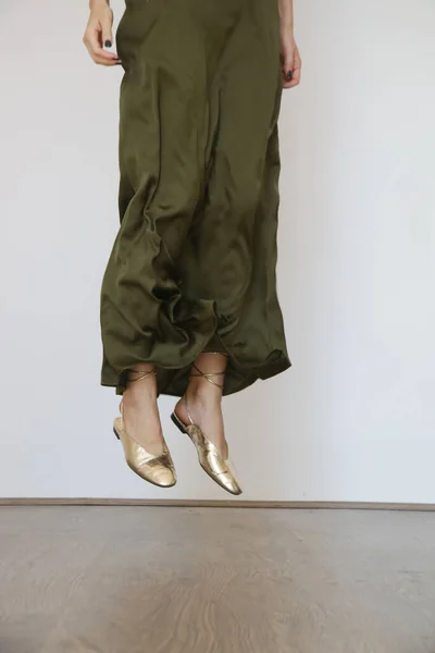 Estudio Serie Imges Mujer Joven Vestido Seda Verde Largo —  Fotos de Stock