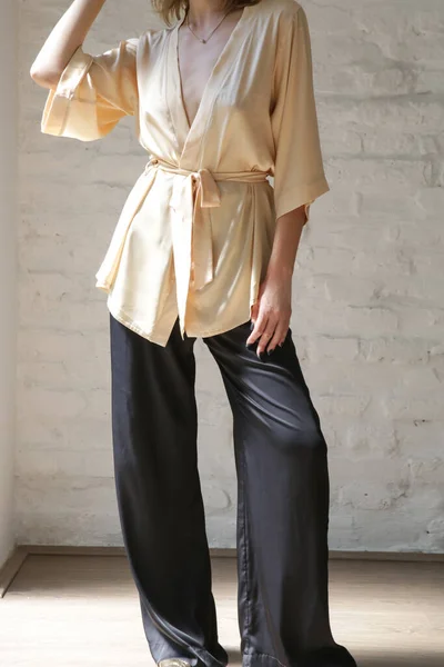 Studio Serie Imges Young Woman Beige Silk Robe Black Wide — 스톡 사진