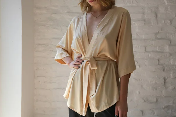 Studio Serie Imges Young Woman Beige Silk Robe — 스톡 사진