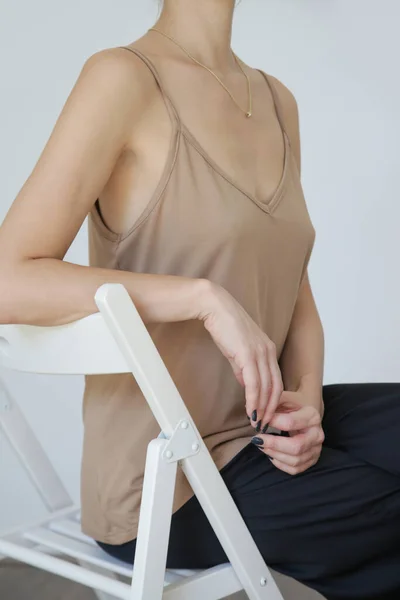 Model Perempuan Mengenakan Topi Katun Camisole Beige Dan Celana Panjang — Stok Foto