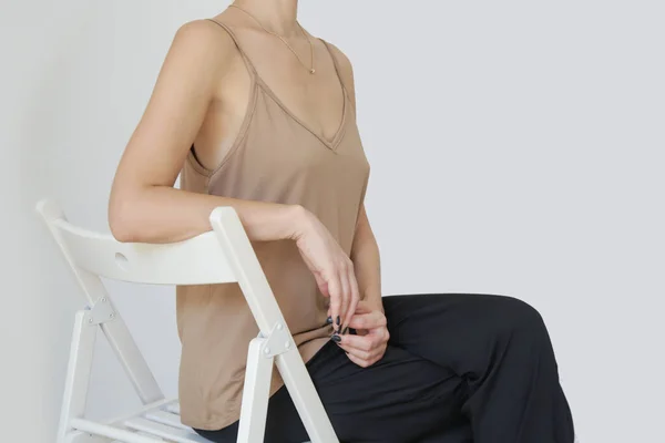 Kvinnlig Modell Med Beige Camisole Bomullsöverdel Och Svarta Byxor Klassiskt — Stockfoto