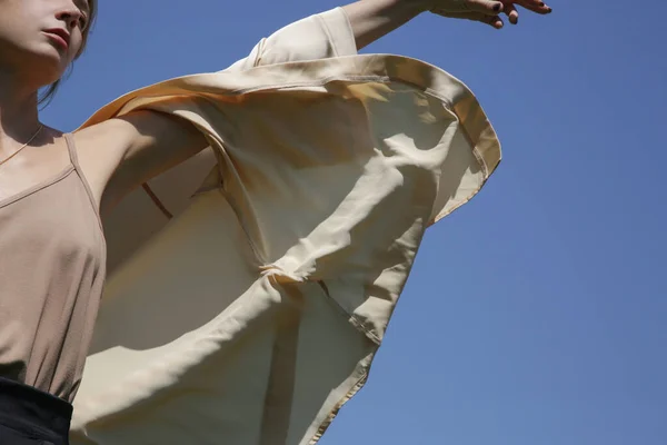 Utomhus Serie Imges Ung Kvinna Beige Silke Kimono Mot Klarblå — Stockfoto