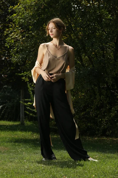 Serie Outdoor Imges Giovane Donna Kimono Seta Beige Ampi Pantaloni — Foto Stock