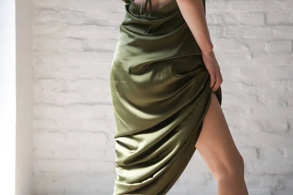 Студійна Серія Імпульсів Молодої Жінки Довгій Зеленій Шовковій Сукні — стокове фото