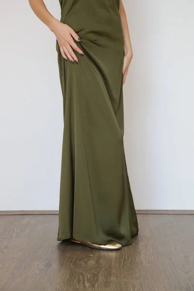 Studio Serie Imges Young Woman Long Green Silk Dress — Stockfoto
