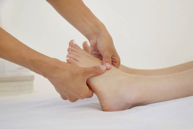 Genç kadın güzellik salonunda masaj ayak sahip