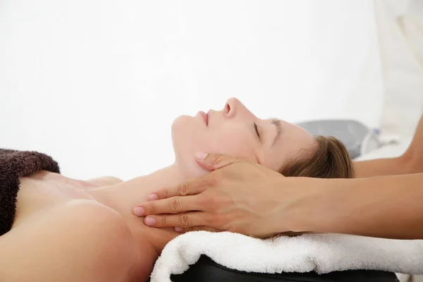 Massage Visage Une Femme Dans Spa Ayant Âge Massage Visage — Photo