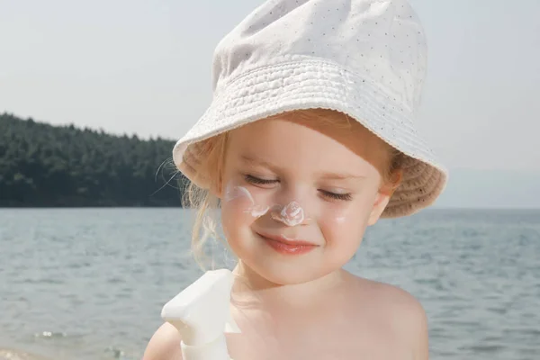 Roztomilé Malé Batole Dívka Použití Krém Ochranu Proti Slunečnímu Záření — Stock fotografie