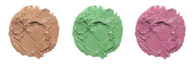 Beyaza izole edilmiş doğal kozmetik çamur örnekleri. Deriden kil lekeleri yakın çekim.