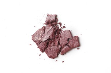 Parçalanmış kahverengi makyaj örneği beyaz arkaplanda izole edilmiş.