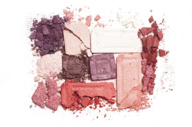 Ezilmiş göz makyajı paleti beyaz arkaplanda izole edildi