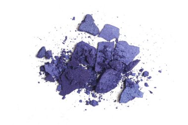 Ezilmiş mavi menekşe makyaj örneği beyaz arkaplanda izole edilmiş.