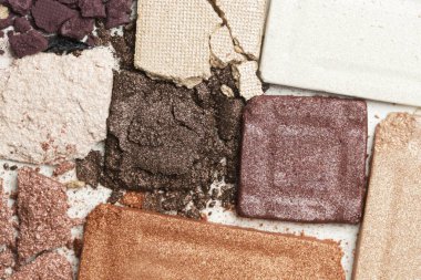 Ezilmiş göz makyajı paleti beyaz arkaplanda izole edildi