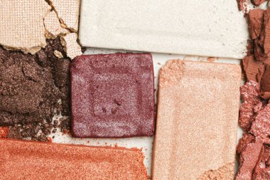 Ezilmiş göz makyajı paleti beyaz arkaplanda izole edildi