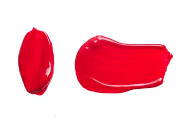 Beyaz arkaplanda lekeli kırmızı ruj izole edildi