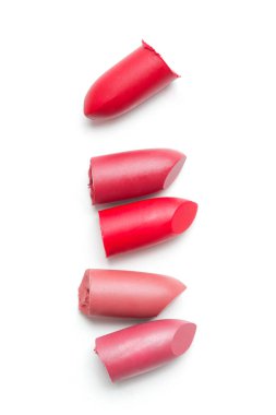 Beyaz arkaplanda izole edilmiş ruj kesikleri