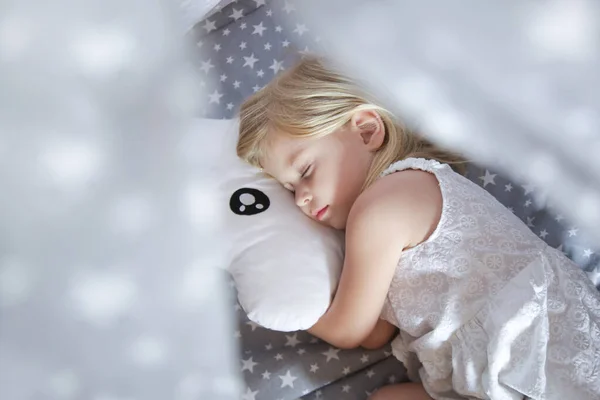 Menina Bonito Criança Dormindo Lençóis Cama Com Padrão Estrelas Travesseiro — Fotografia de Stock
