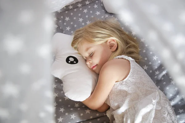 Aranyos Kisbaba Lány Alszik Ágyban Lepedő Csillagok Minta Felhő Alakú — Stock Fotó