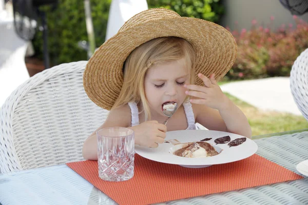 Cute Little Girl Eating Dessert Outdoor Restaurant — Φωτογραφία Αρχείου