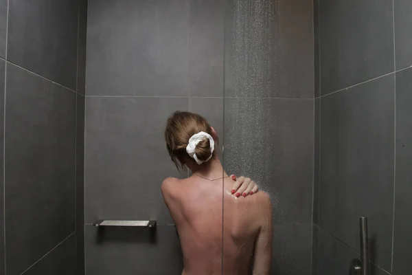 Fiatal Gyönyörű Zuhanyozik Fürdőszobában — Stock Fotó