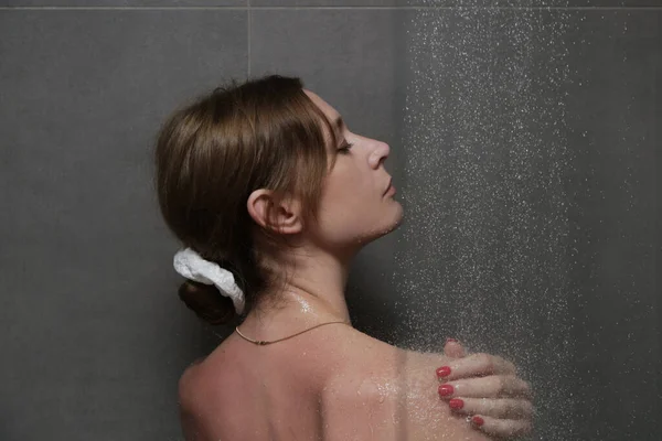 Junge Schöne Frau Unter Der Dusche Badezimmer — Stockfoto