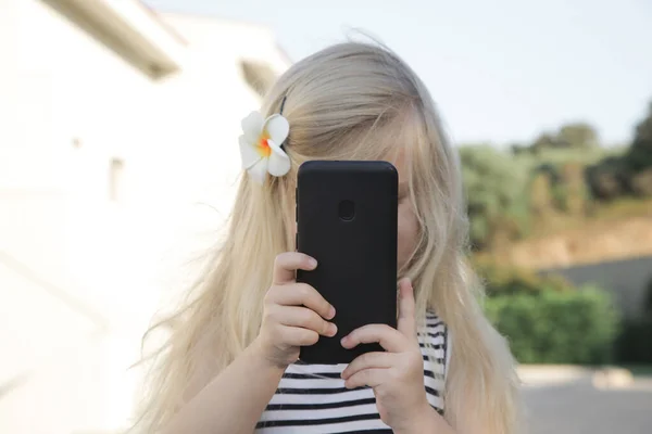 Retrato Una Niña Pequeña Sosteniendo Teléfono Celular Tomando Fotos —  Fotos de Stock