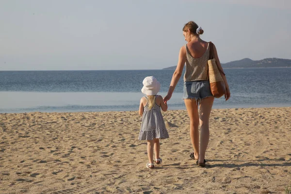 Mother Daughter Walking Beach Family Summer Vacation Concept — Stock Photo, Image
