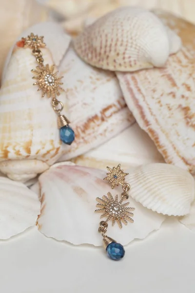 Küpe Ürünü Vuruşu Deniz Kabuğu Arka Planında Altın Antika Küpeler — Stok fotoğraf