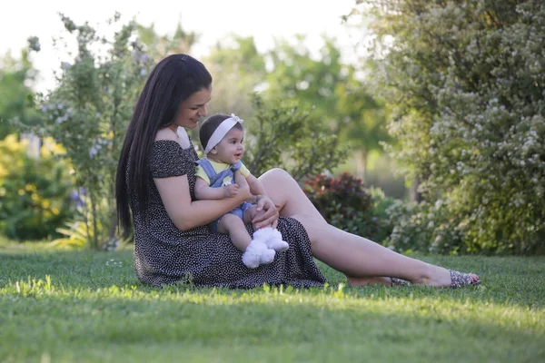 Young Mother Enjoying Idyllic Summer Day Outdoor Her Baby Girl — Stock Photo, Image