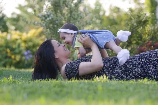 Joven Madre Disfrutando Idílico Día Verano Aire Libre Con Bebé — Foto de Stock