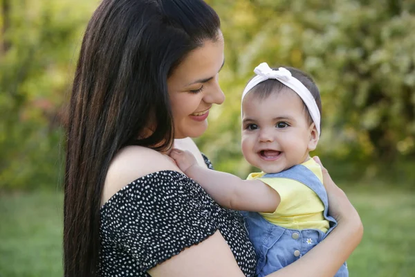 Young Mother Enjoying Idyllic Summer Day Outdoor Her Baby Girl — Stock Photo, Image