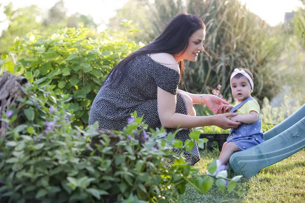 Mladá Matka Užívá Idylický Letní Den Venku Svou Holčičkou Rodinný — Stock fotografie