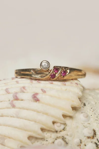 Ring Product Schot Gouden Ring Mariene Schelpachtergrond Sieraden Mode Fotografie — Stockfoto
